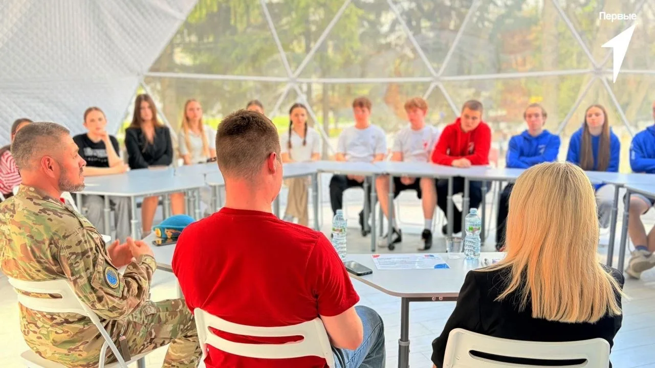🇷🇺 В Куполе Первых прошла «Классная встреча» с Денисом Вотиновым.  Денис Павлович Вотинов — ветеран 