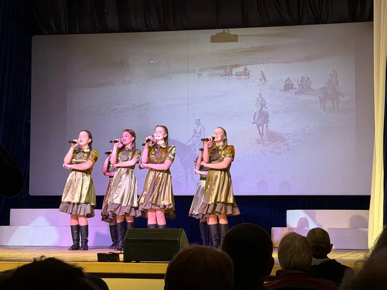 🎶 Наши 11-классники – в зрительном зале!  Накануне великого праздника выпускники нашей школы побывал