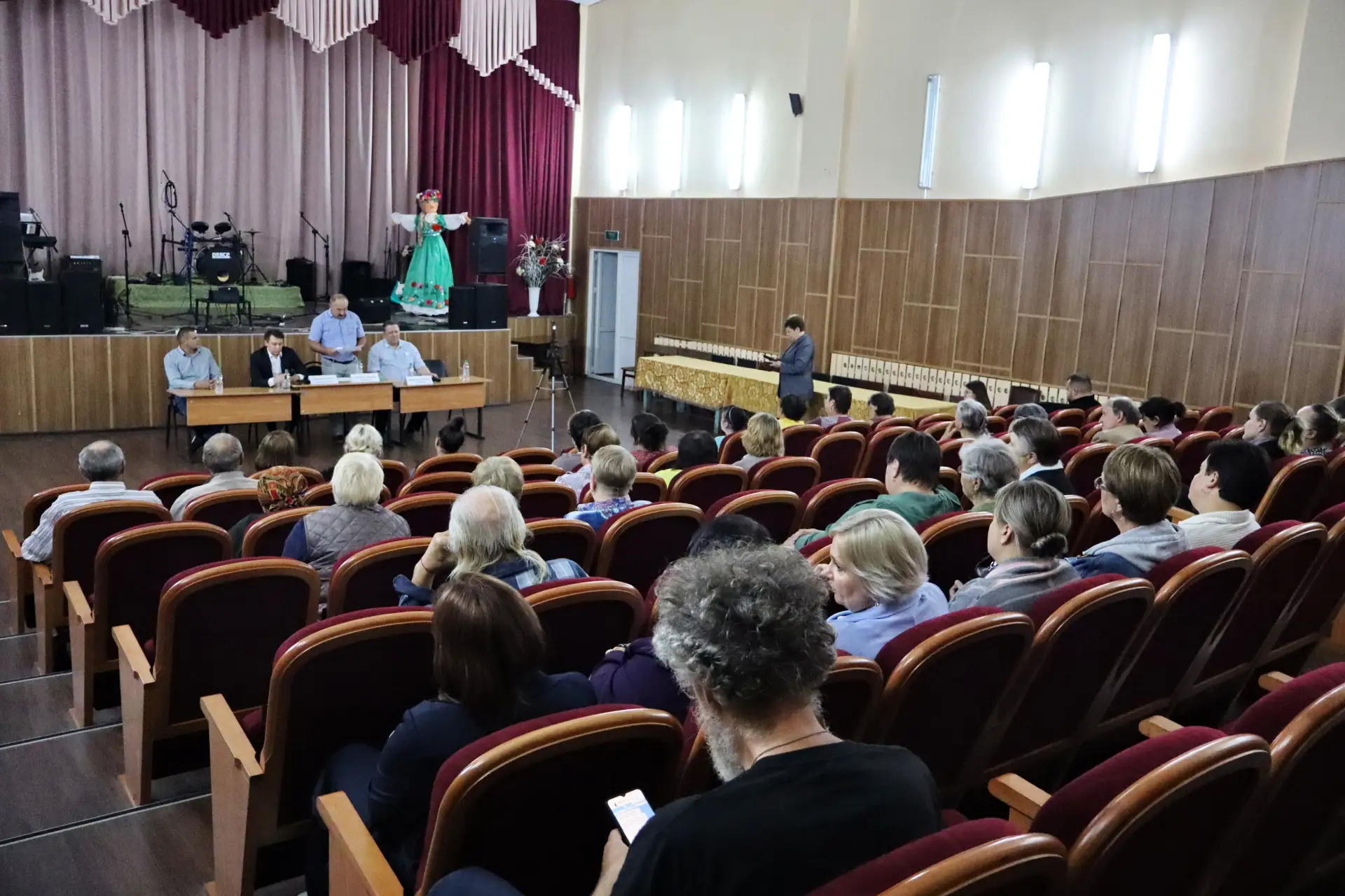 В посёлке Ханино состоялась встреча главы администрации Суворовского района Юрия Фомиче...