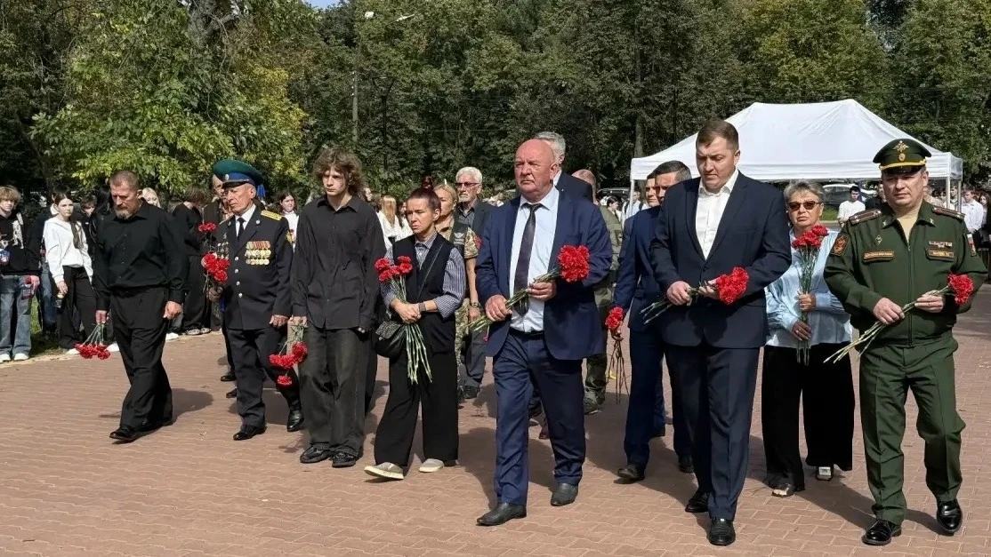 Более 150 автозаводцев почтили память жертв терроризма в парке Славы 🕯️