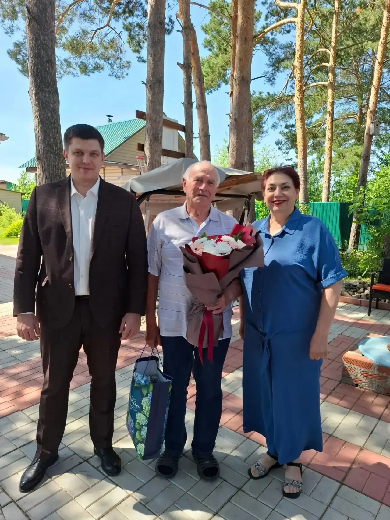 Председатель Думы поздравил почётного гражданина Северска Анатолия Козырева

Председатель Думы Роман