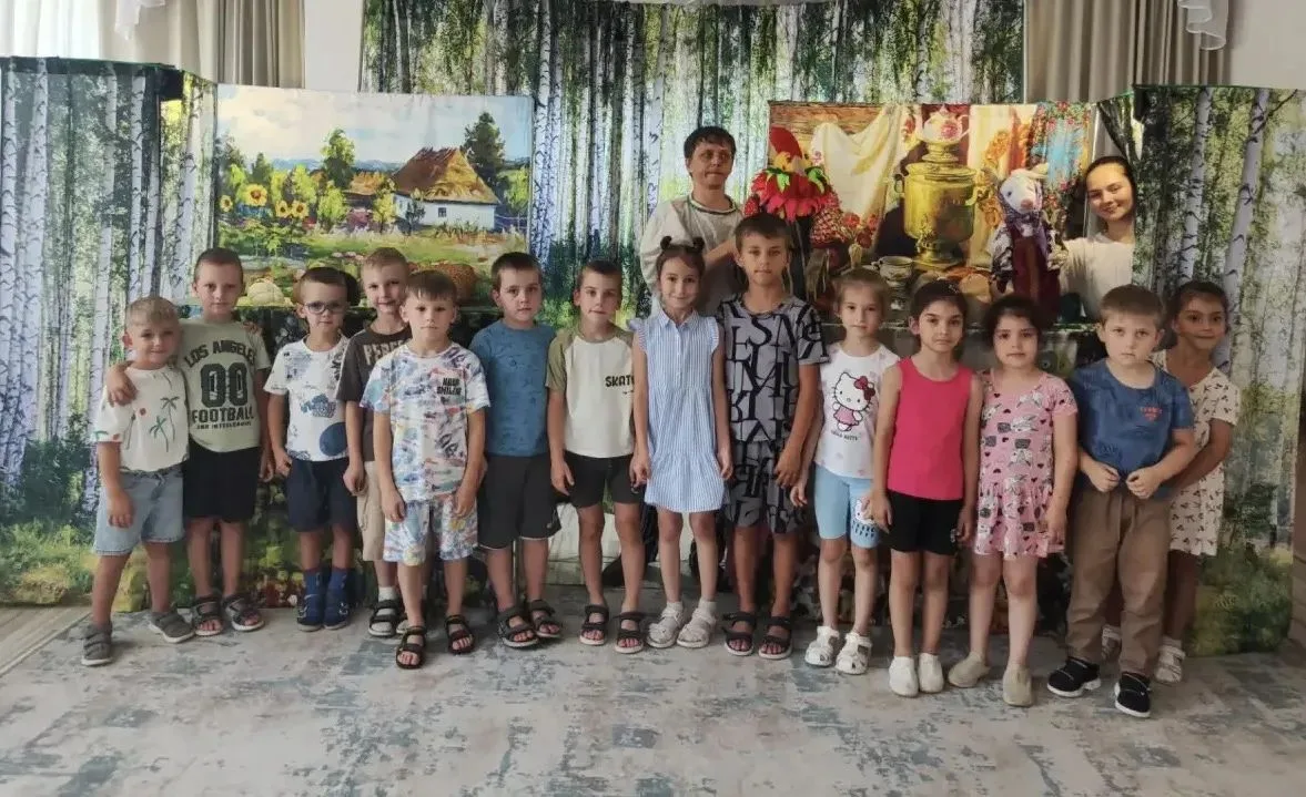 Воспитанники нашего детского сада стали зрителями выездного спектакля «Хозяин и петушок», который пр