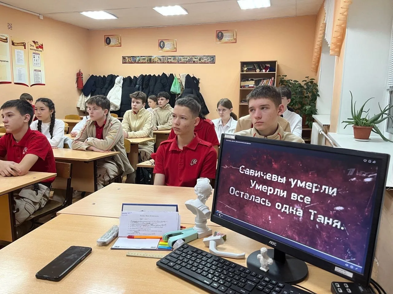 День полного освобождения Ленинграда от фашисткой блокады 27 января в школе прошли классные часы, а 