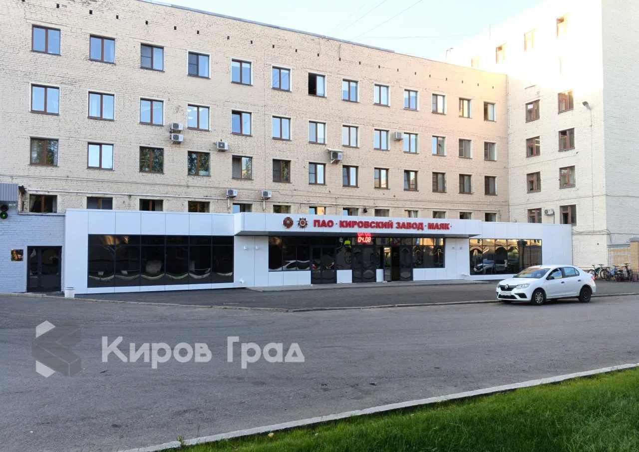 На ул. Молодой Гвардии стало симпатичнее и даже торжественнее.