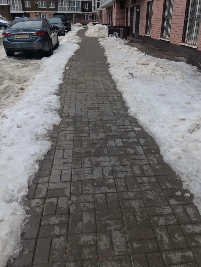 УК Дом наших друзей и жители Свиридова 6 вместе постарались, чтобы двор стал чистым и безопасным:

-