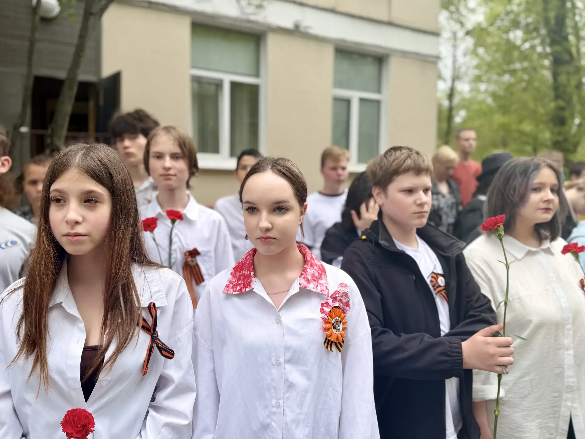 КРАСНЫЕ ГВОЗДИКИ  🎖️ На школьной площадке Бойцовая, 20 нашего Образовательного квартала, у памятного