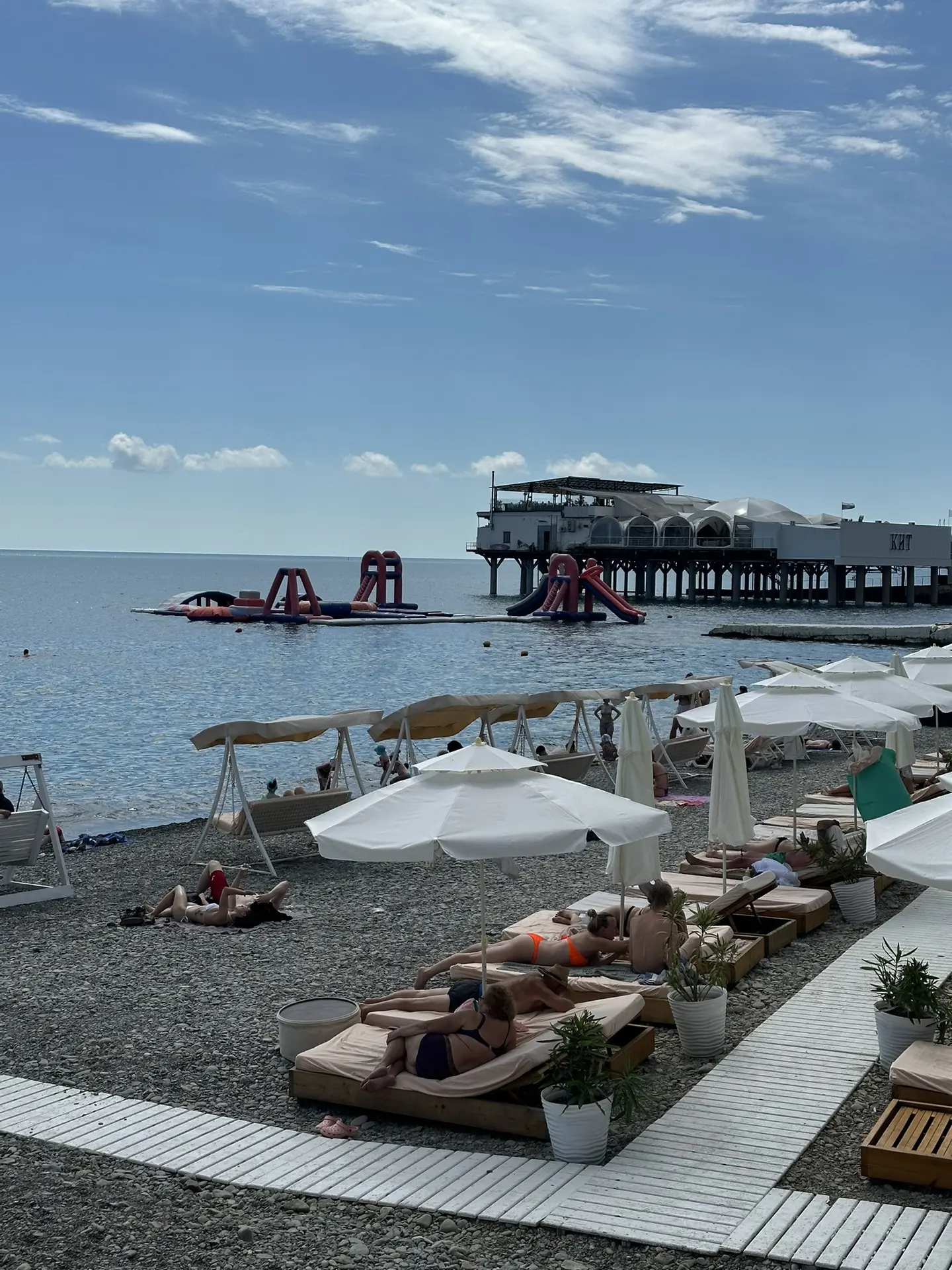 Про пляжи Сочи👙🏝️☀️

все купаются и загарают, у вас практически прямой репортаж, морская вода 22-2