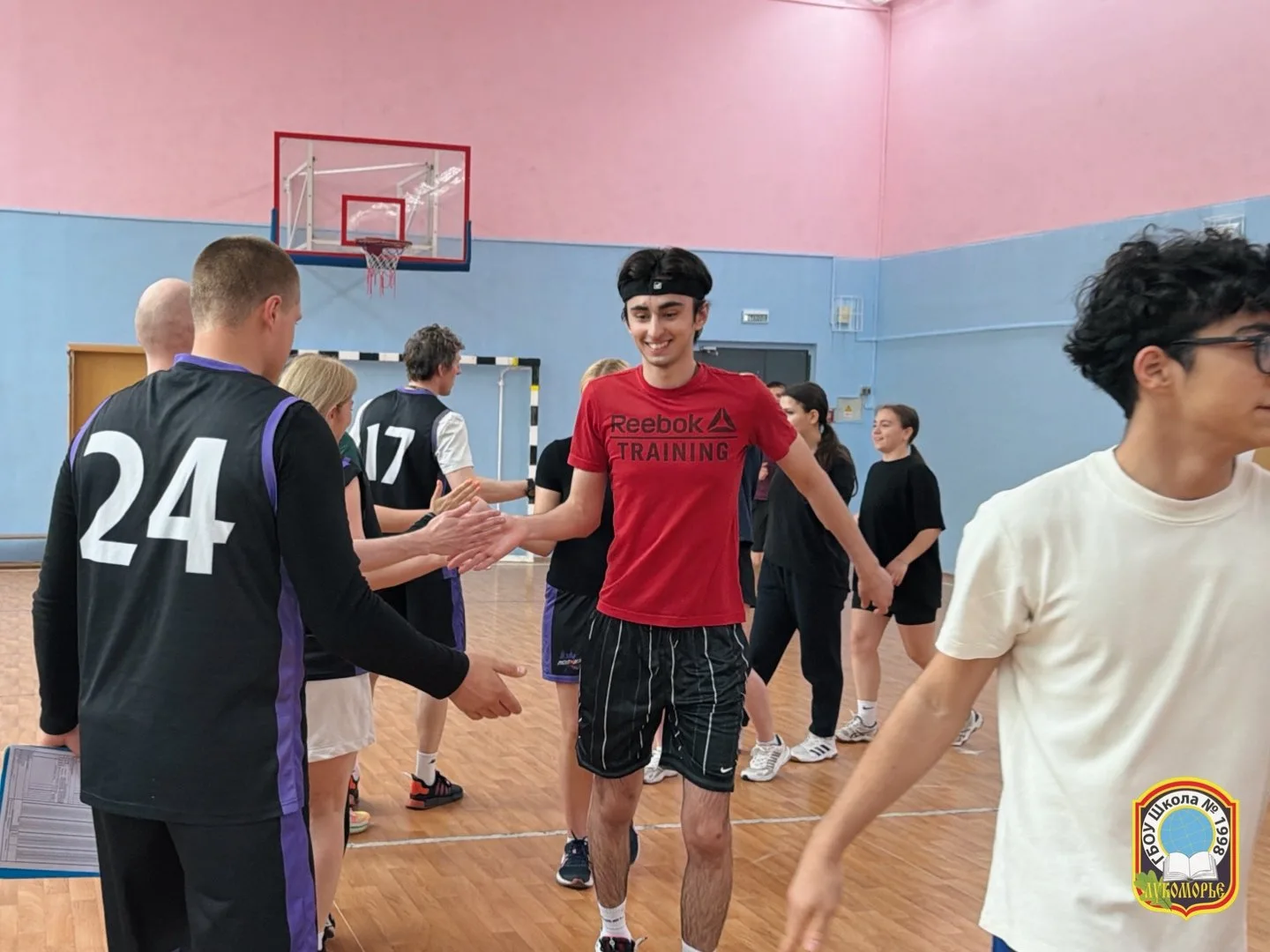 🏀 Ученики vs Учителя: баскетбольное дерби  В школе состоялся товарищеский матч по баскетболу между у