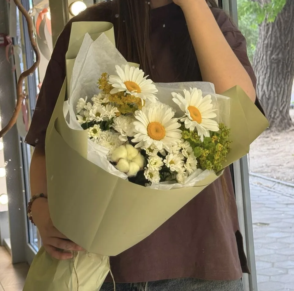 Очарование полевой свежести 🌾

Этот букет наполнен теплом и искренней заботой. 

Стоимость - 1930₽
