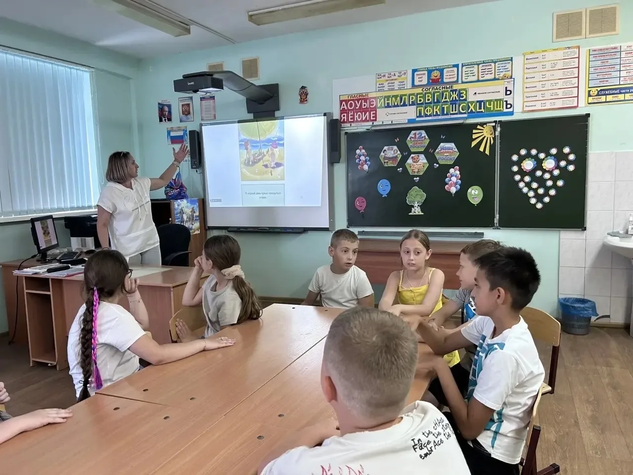 ☀Многие думают, что в пришкольном лагере дети только бегают, едят и играют.
👇 А вот и нет!
Каждый д