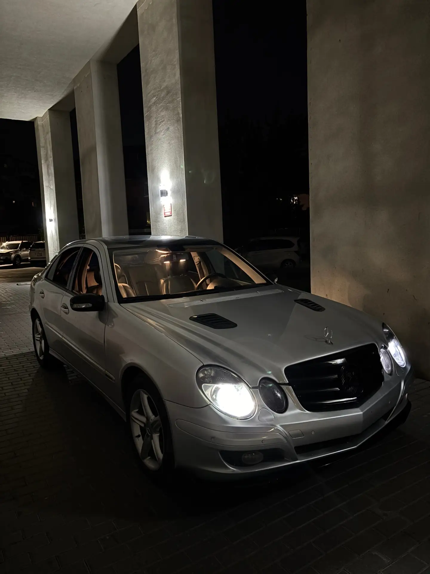 Мерседес е класс, комплектация: Авангард. 2005 год. ПОЛНЫЙ ПРИВОД держит дорогу отлично.