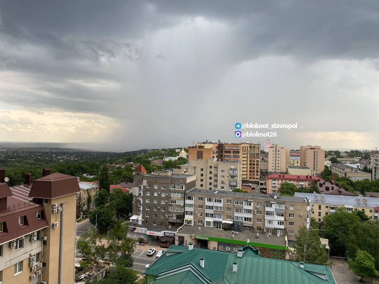 Тем временем в Ставрополе в районе ЖД идет град, пишут читатели

Если тоже заметили — присылайте кад