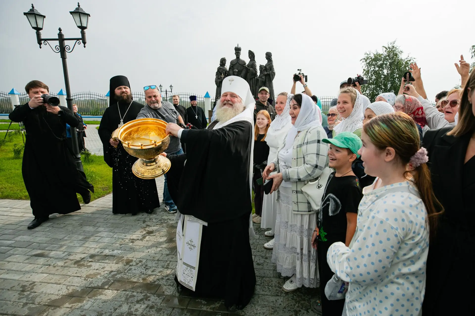 В Белом Яре открыли памятник императору Николаю II и его семье