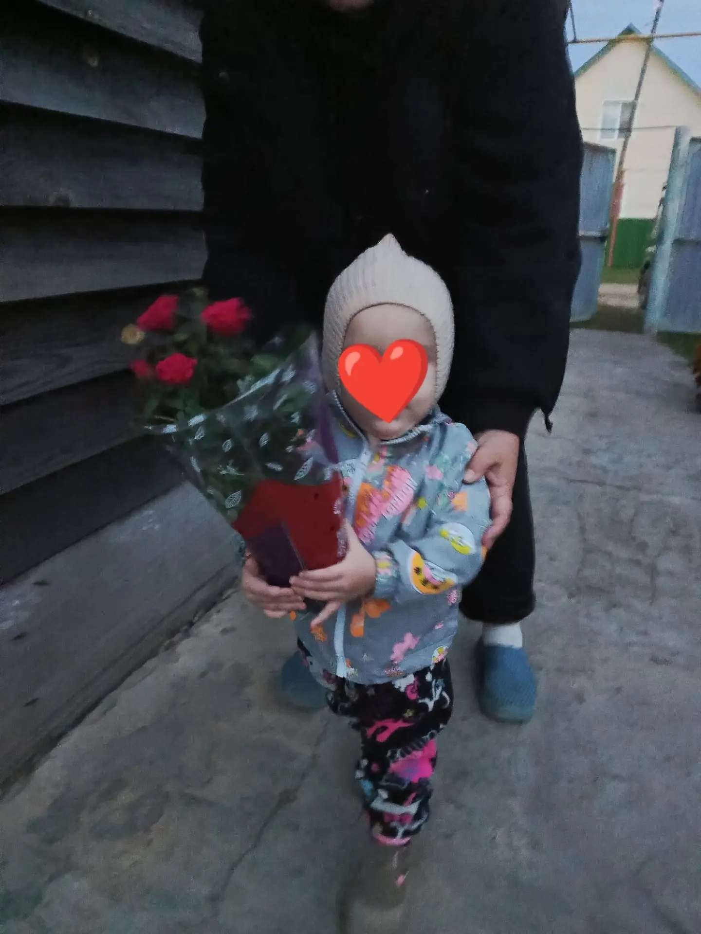 Правнучка прообабушке подарила цветочки