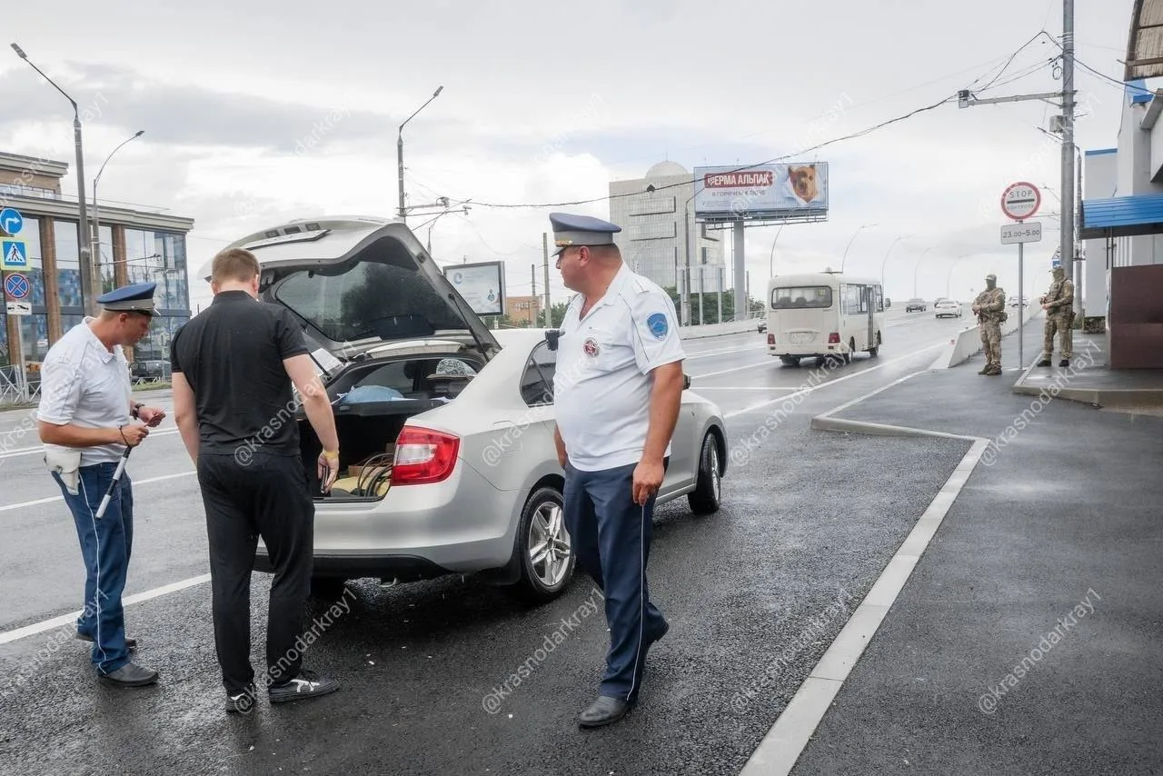 В праздничные дни
на въездах в Краснодар усилили контроль

Сотрудники Госавтоинспекции и бойцы спецп