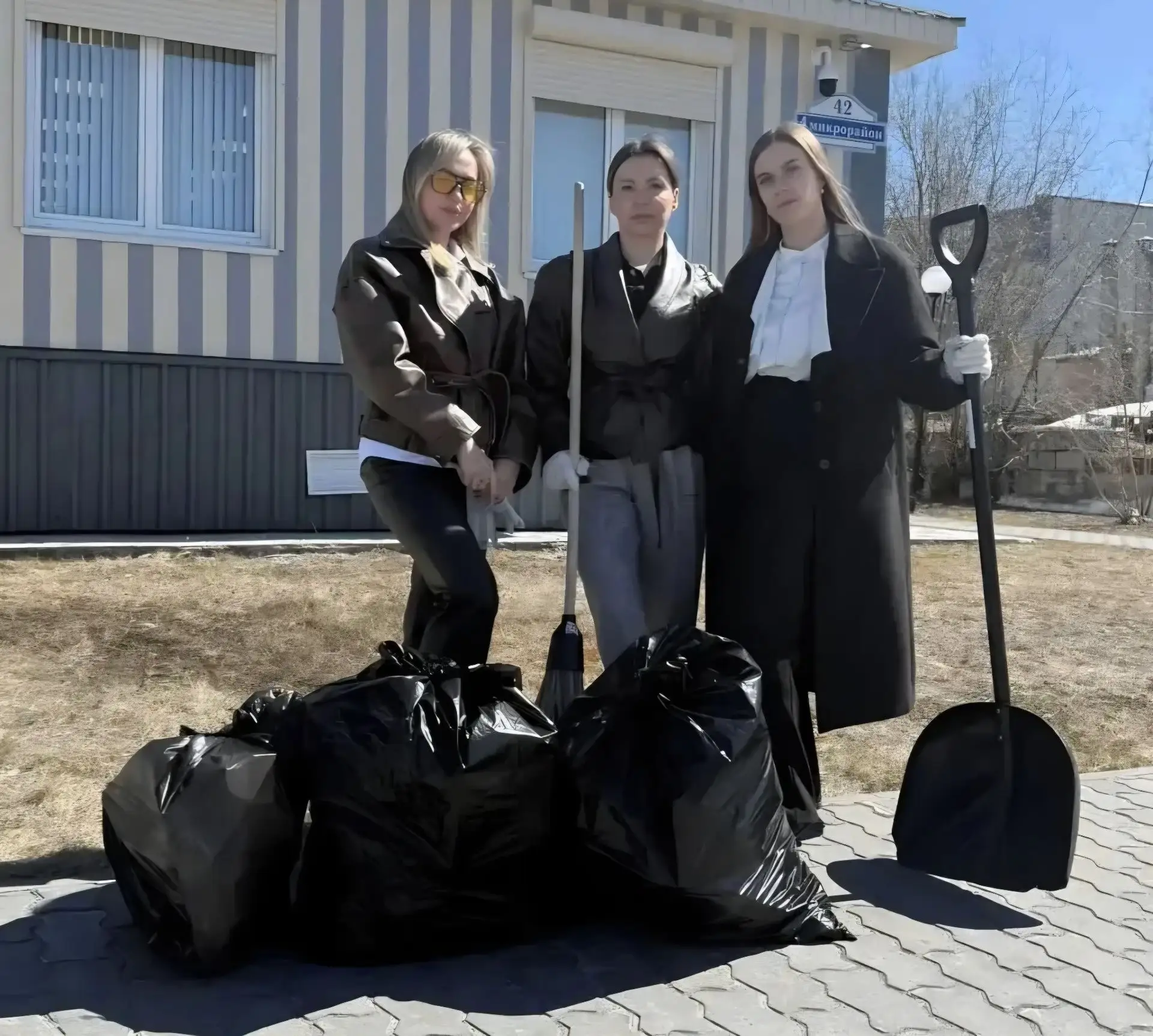 Субботники продолжаются, и летний вайб — тому в подтверждение!

♻️ Наши специалисты всё так же дружн