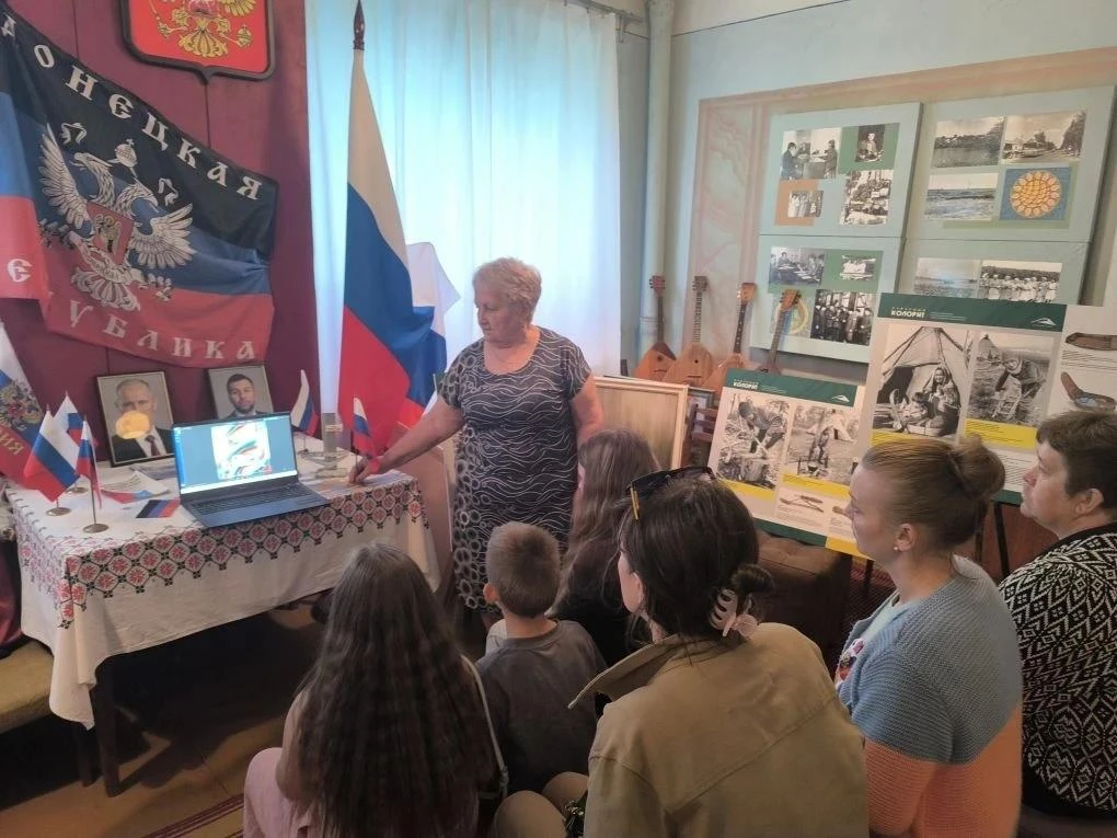 11.06. 2026г.в музее истории с. Октябрьское прошёл тематический урок «Я живу в России», с просмотром
