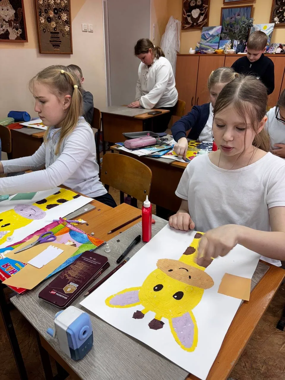 🌟 Творческие занятия: жирафы в технике мозаика! 🌟

Ребята из 2 класса с большим увлечением погрузи
