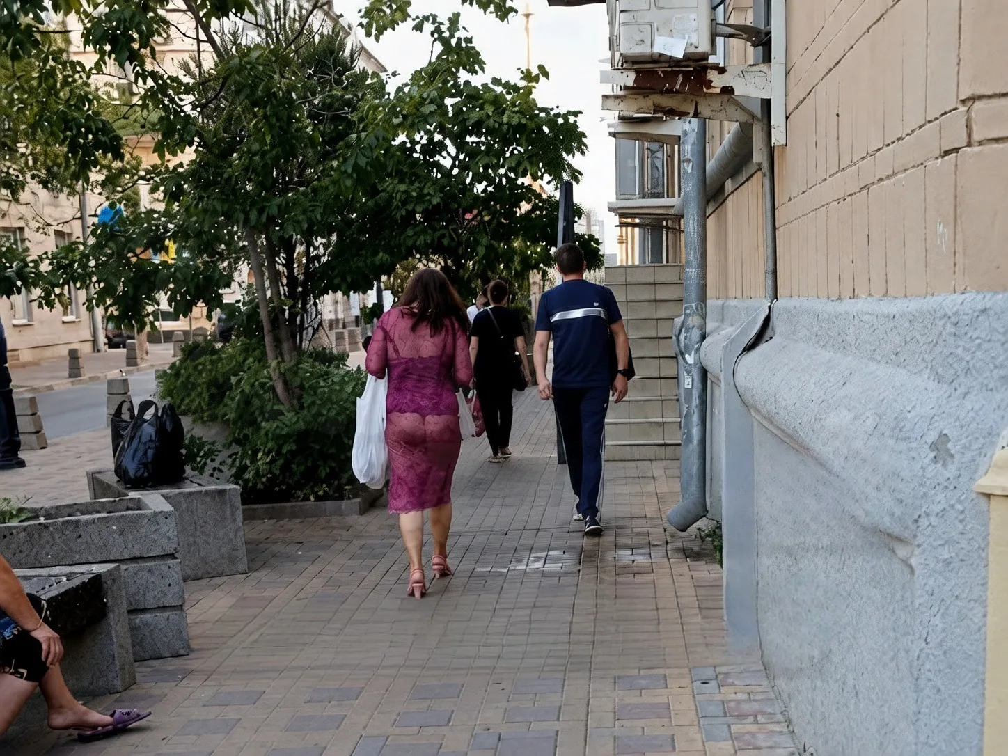 👙 В Ростове либо очень жарко, либо дама привлекает кавалеров. Вроде не пляж, чтобы так ходить. Наро