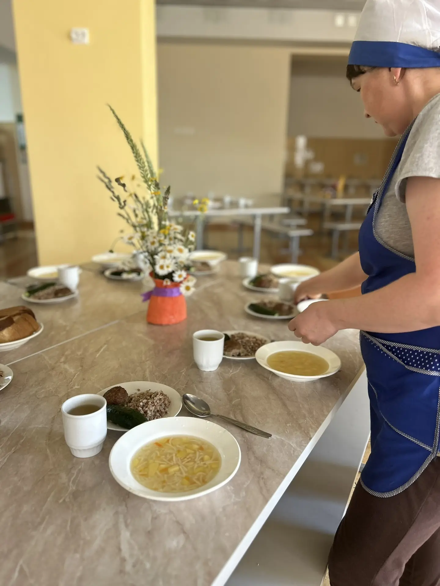👩‍🍳Не менее значимый элемент лагерной смены — полноценное и сбалансированное питание. Наши школьны
