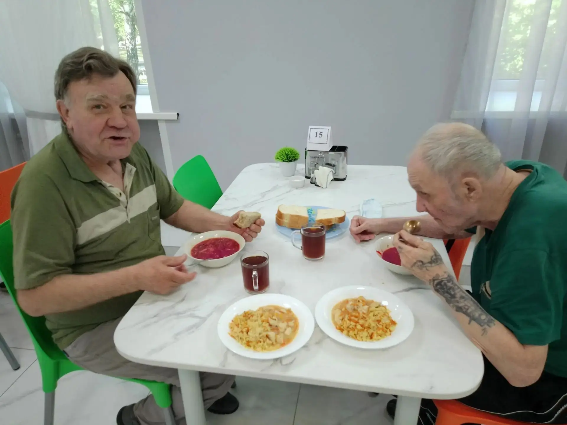 Сегодняшний обед в Барнаульском доме-интернате — это ОДА еде!

Горячий борщ, нежные макароны с мясом