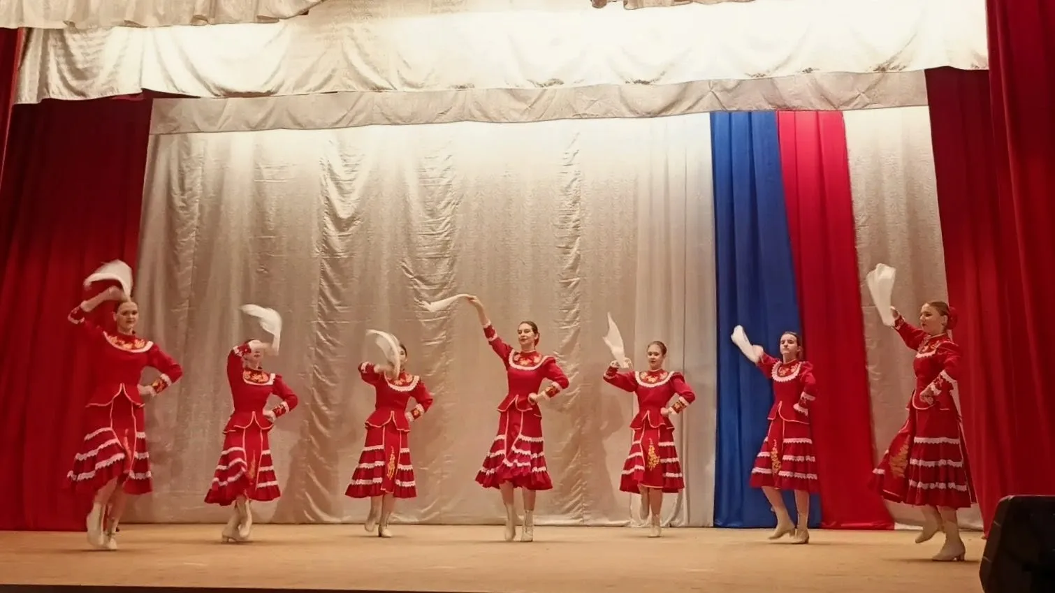 🇷🇺 Россия, вперёд!

✨ В Доме культуры «Нива» сегодня прошёл праздничный концерт, посвящённый Дню Р