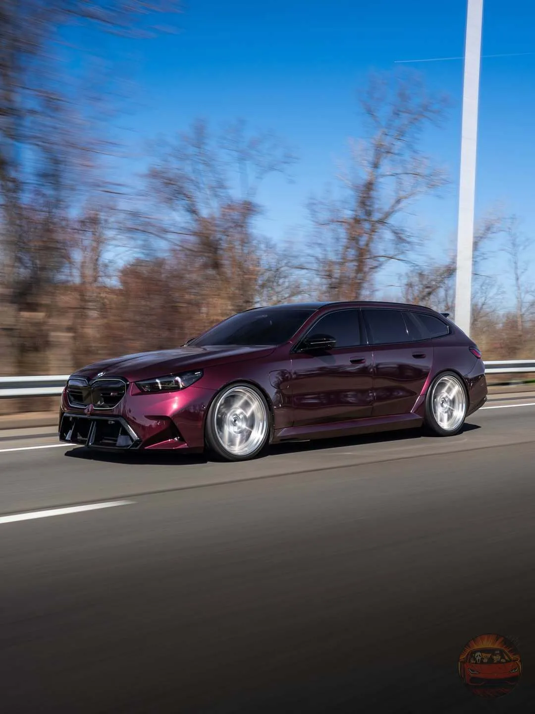 BMW M5 Touring на 717 л.с. показали в эффектном цвете Wildberry Metallic