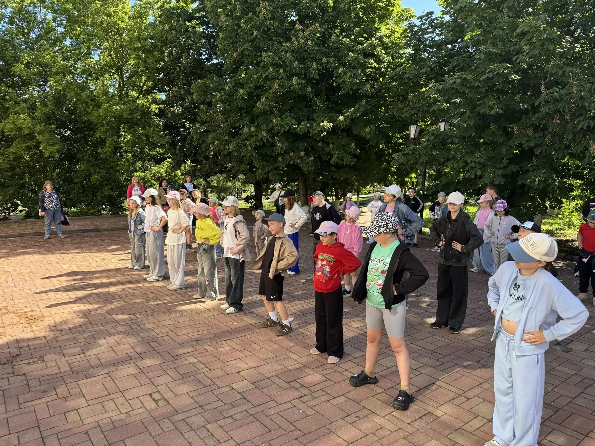 Второй день лагеря ☀️начался со сбора в парке им.Нечаева, после  зарядки ребята отправились на завтр