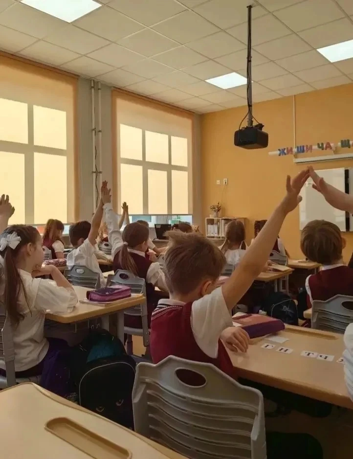 👫Вновь начальные классы Восьмой встречали гостей.  Родители первоклассников приняли участие в Дне от