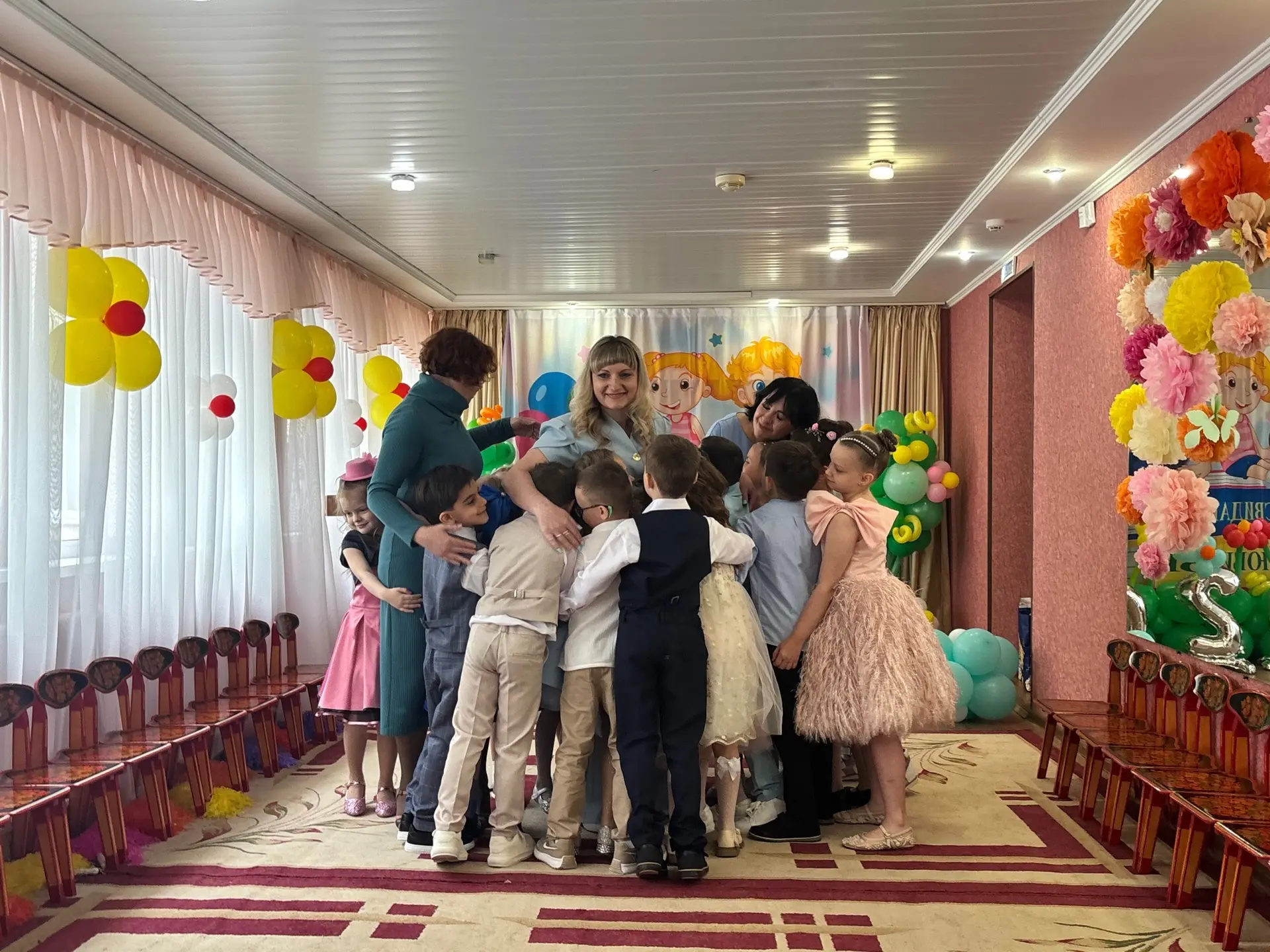 До свидания, детский сад! 🎓✨

Сегодня особенный день —  большой "Парад звезд" отметила наша 7 групп