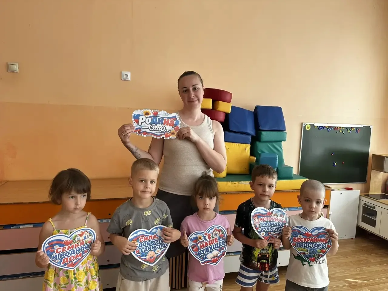 В этот день вокруг красиво:
всюду флаги и цветы.
День России! День России!
Нарядились я и ты.
Почему