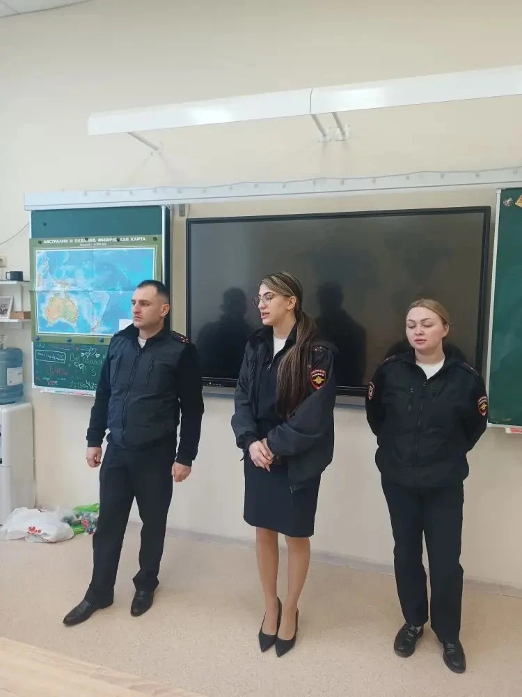 🌼 В преддверии весенних каникул в МБОУ СОШ № 17 г. Азова прошли важные профилактические беседы с обу