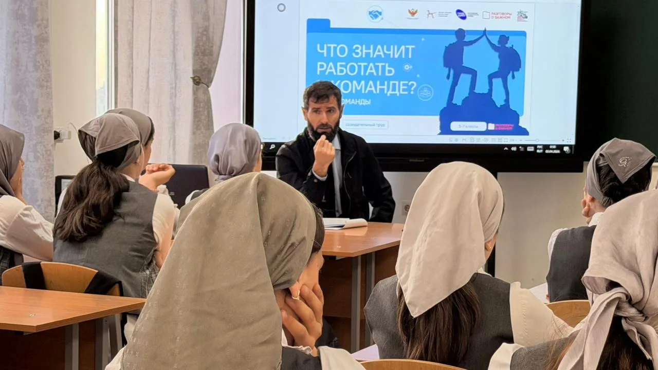 Сегодня в нашей школе побывал почётный гость — Батиров Шамсудин Маулиевич, консультант отдела полити