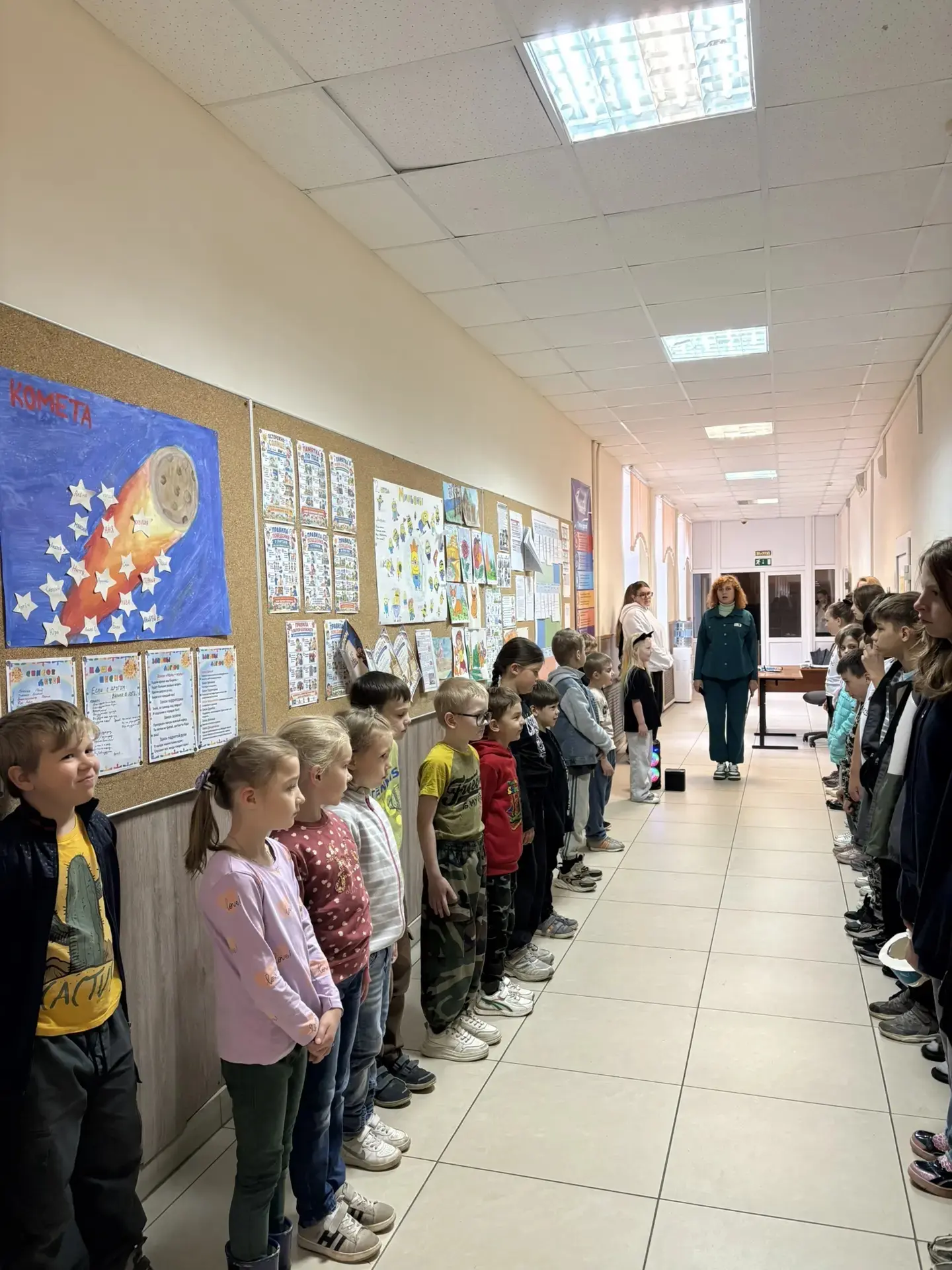 Наш лагерь никакая погода не пугает!🌂☔
Утро по традиции начинается с линейки, минутки здоровья - ак