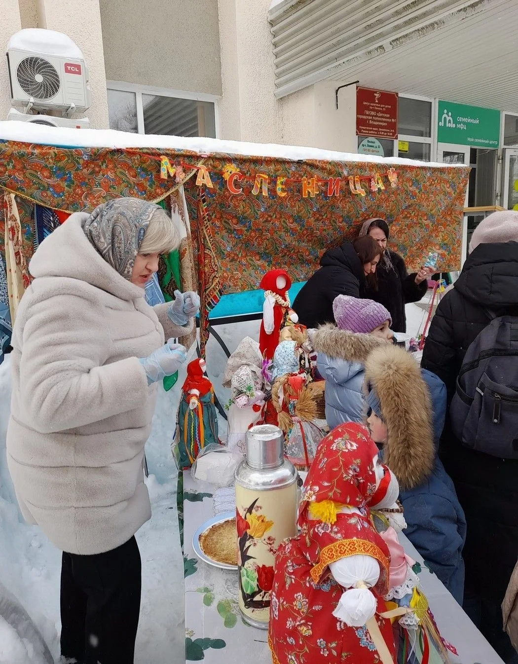 🌼Пусть румяными блинами счастье в дом ваш постучит!   В морозный февральский день на площадке возле 