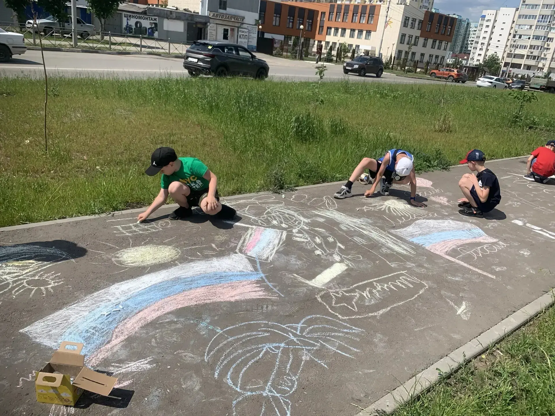 🖌 В сквере на улице Технической для детей организовали конкурс рисунков на асфальте, посвящённый Дн