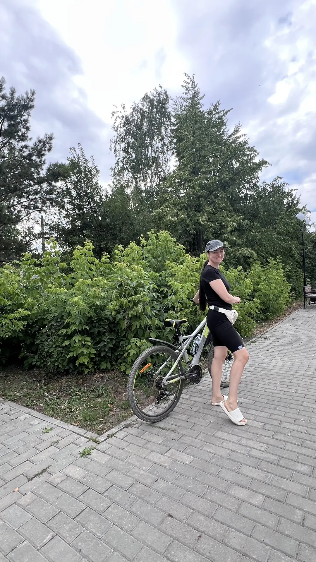 Моя суббота ❤️

Покатали на великах с семьей. Второй раз за лето. Поели шавуху в парке. Я кстати не 