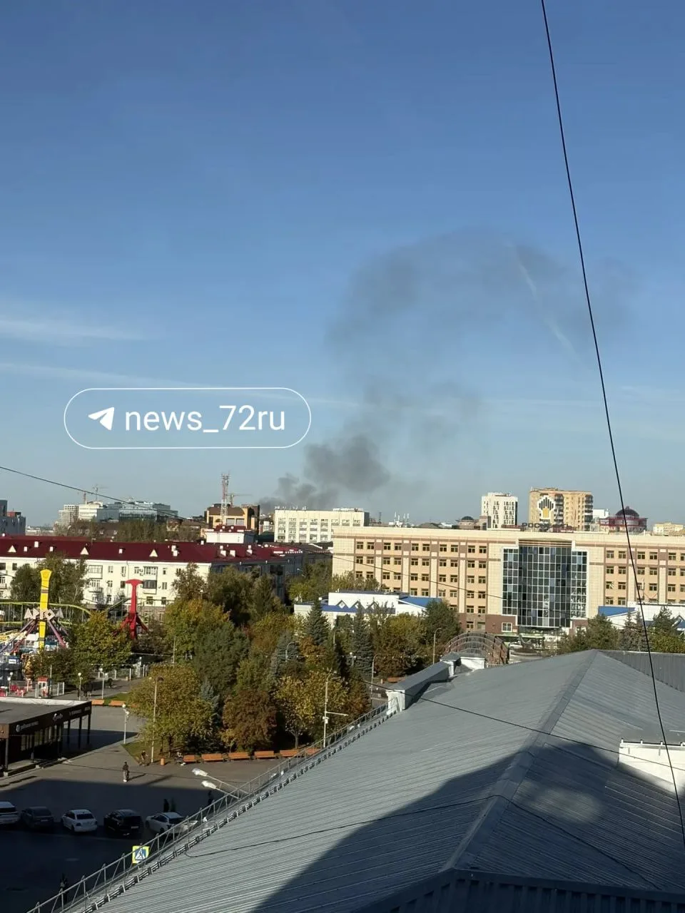 Тюменцы сообщают о пожаре, дым от которого видно в центре города.