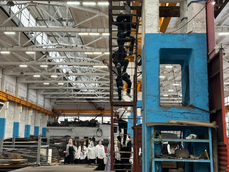 🏭 Школьники Кизилюрта посетили завод металлоконструкций в рамках профтура  Территориальный центр зан