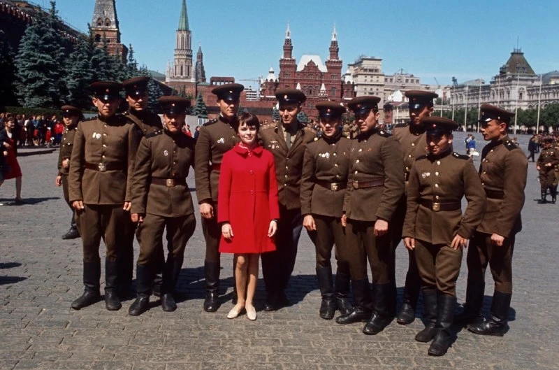 Мирей Матьё на Красной площади в Москве в 1967 году во время своих гастролей по СССР.