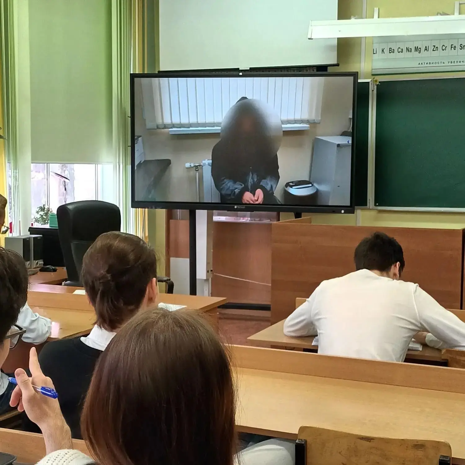 Новая неделя  в МБОУ «Школа№3» началась с традиционной линейки: торжественного исполнения гимна Росс