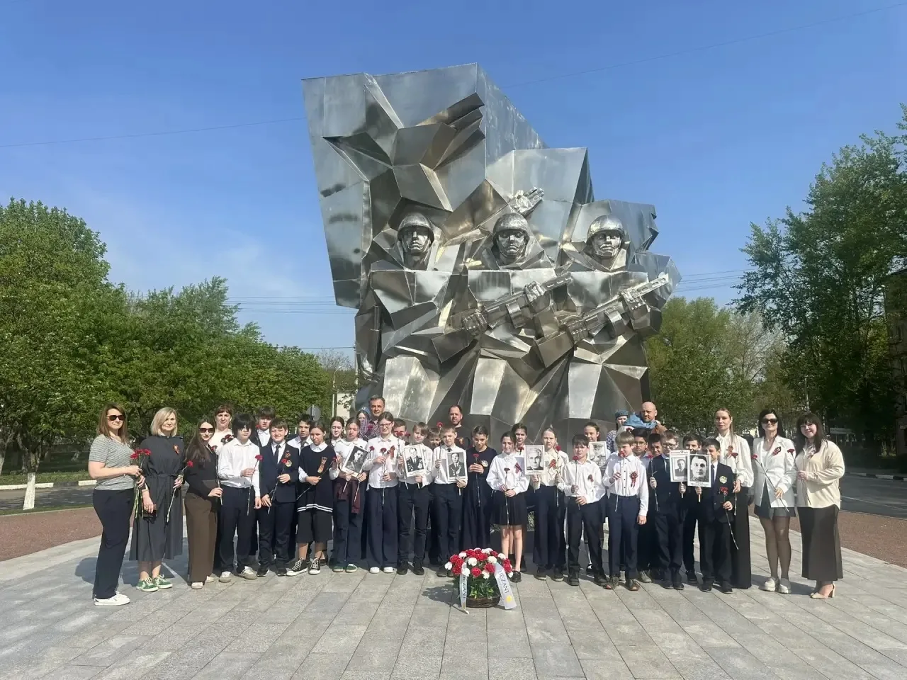 Никто не забыт: пятиклассники школы №18 вместе с родителями и партнёрами почтили память Подольских к