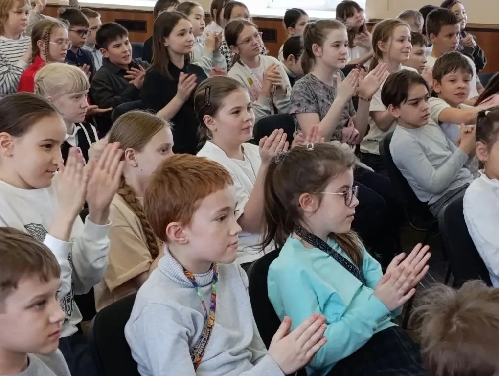 ШКОЛЬНЫЕ СПЕКТАКЛИ🎭  💥 Сегодня для учеников начальной школы детская театральная студия «Соколики»пре