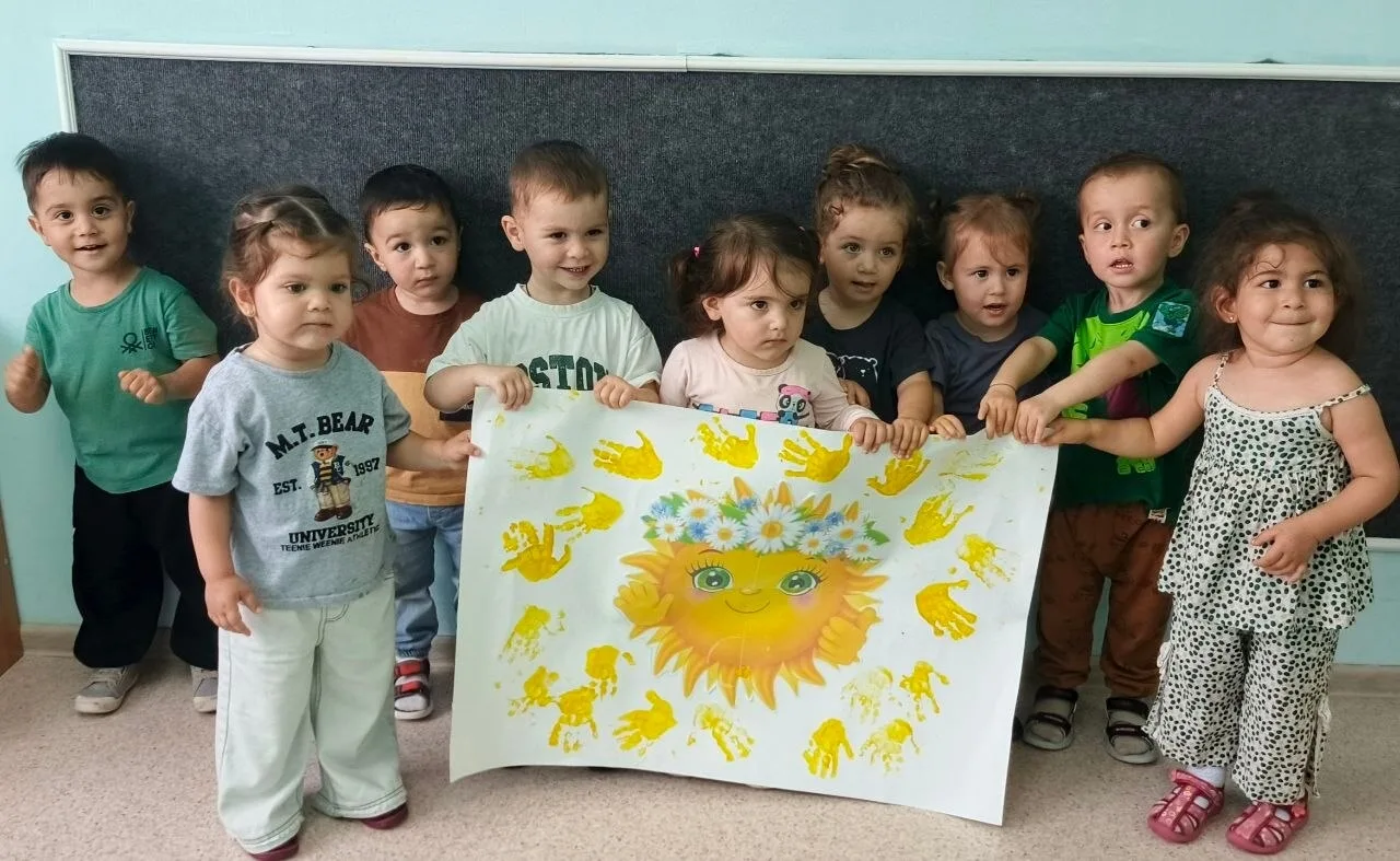 Коллективная работа  в первой младшей группе "Колобок".

👋Маленькие ладошки сотворили настоящее чуд