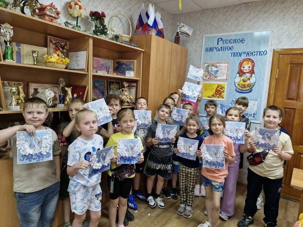 Сегодня ребята из лагеря «Солнышко» пришли в Давыдовский центр развития творчества, чтобы принять уч
