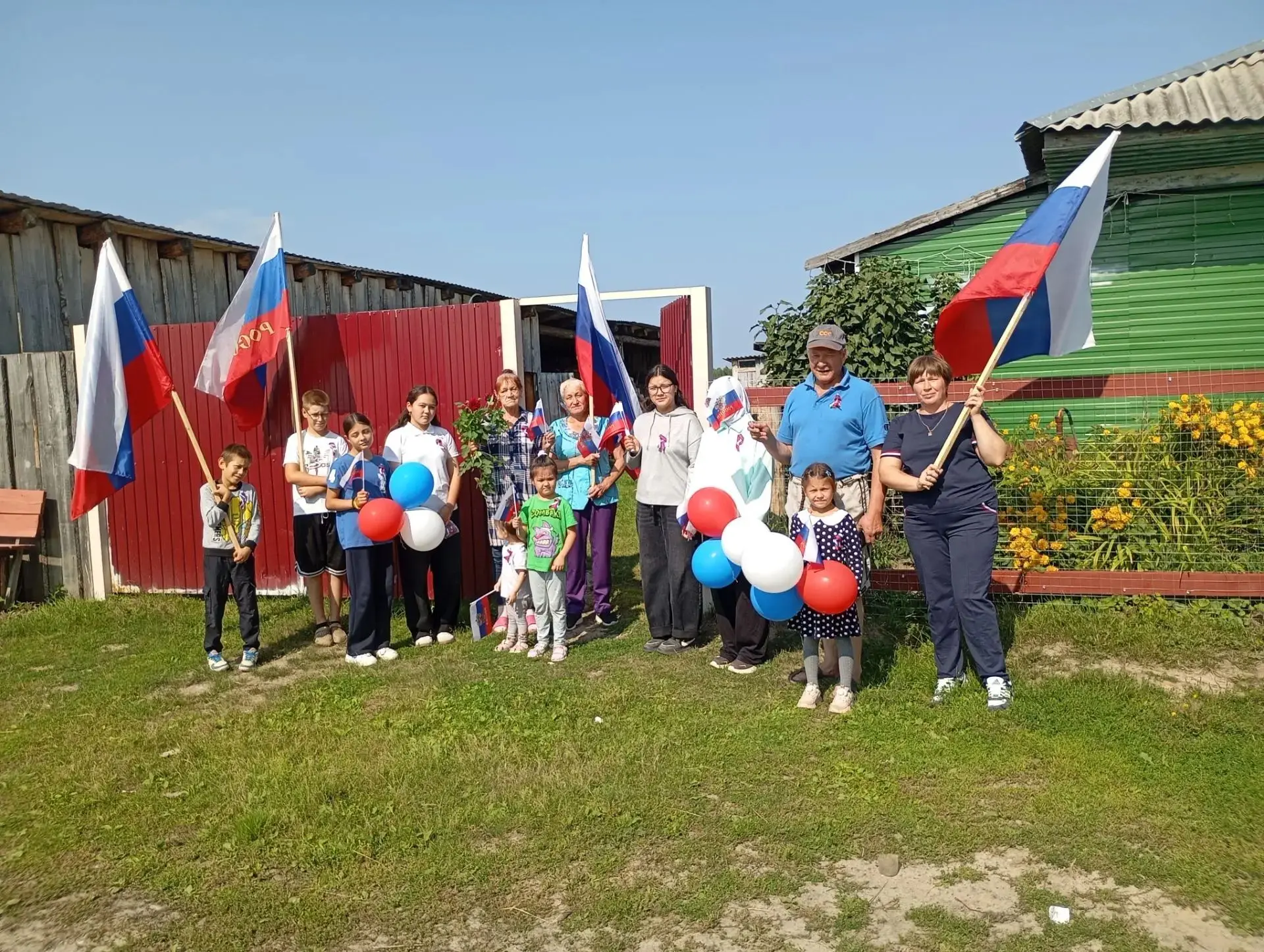 🎉✨ Акция «Российский триколор» в деревне Ташетканы — мы вместе! ✨🎉