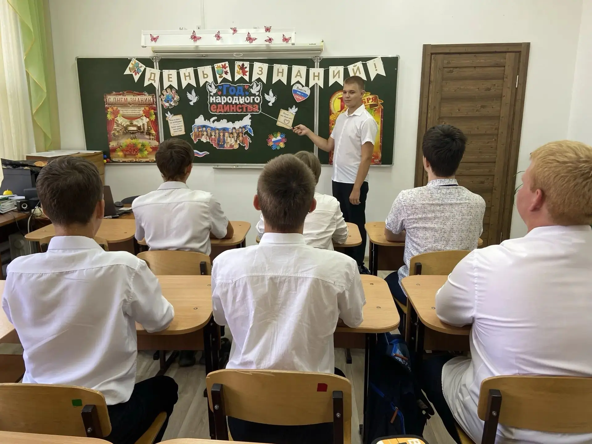 Сегодня школьники отправились на свой первый классный час.