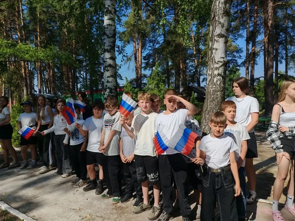 Сегодняшний солнечный день начался с торжественной линейки, посвященной Дню России и Дню города Тамб