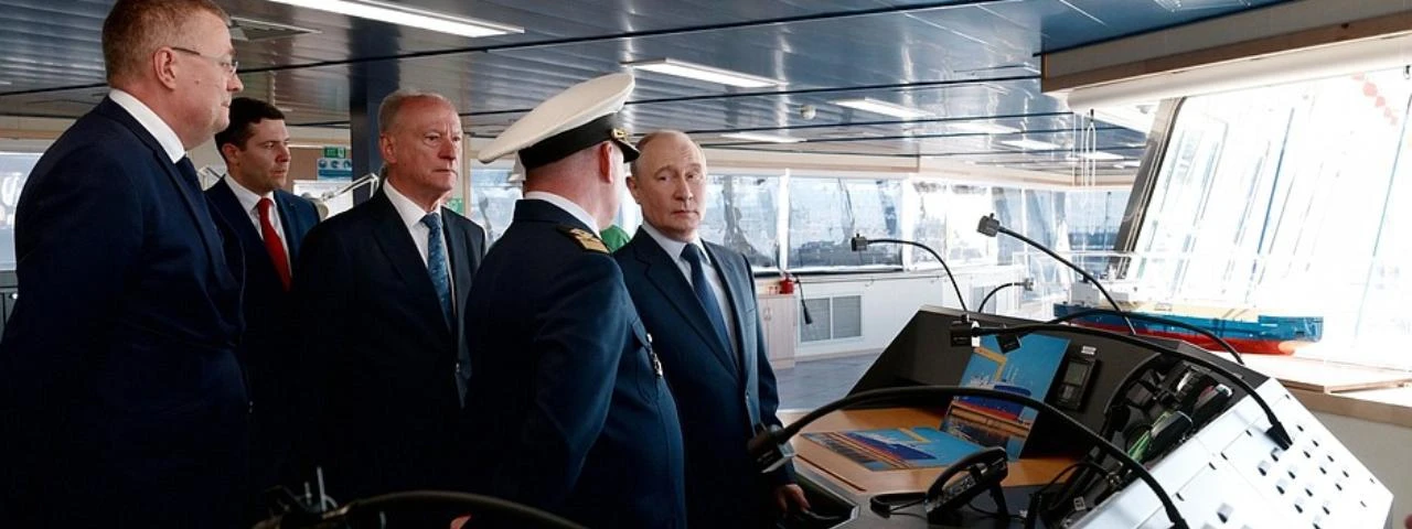 В. Путин посетил ССК Звезда и осмотрел танкер-газовоз «Петр Столыпин»
