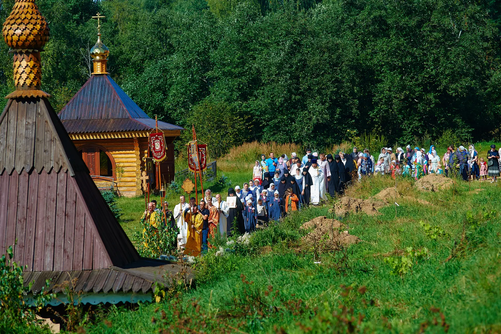 #стих

Синеокая Русь

Мы дети севера, в нас отблеск серебра;
чужды́ нам южные огонь и суета.

Напев 